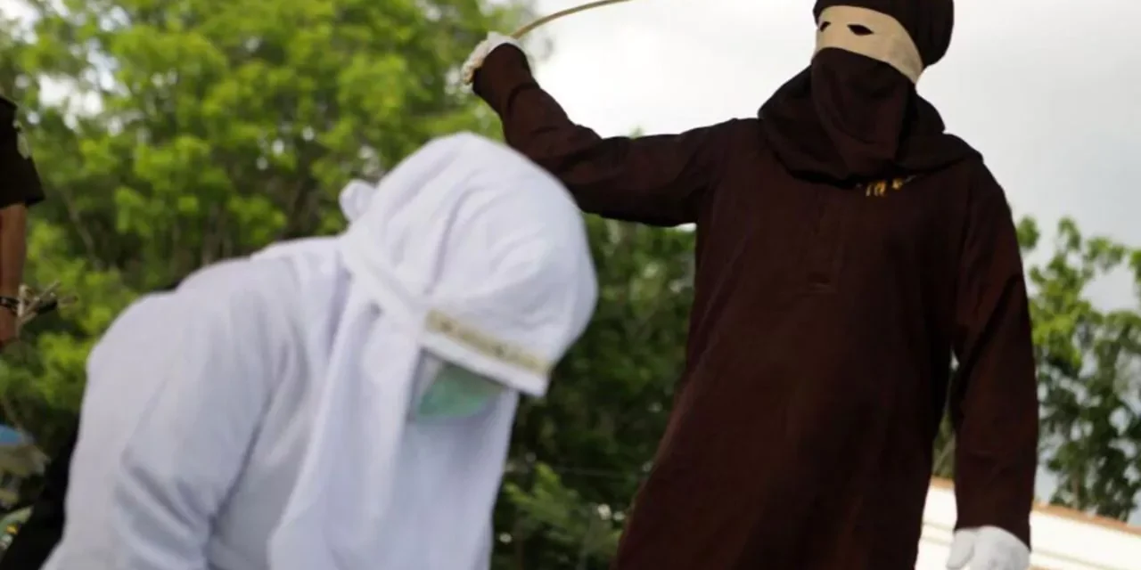 Una mujer recibe 100 latigazos en público en Indonesia por adulterio