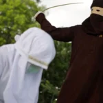Una mujer recibe 100 latigazos en público en Indonesia por adulterio