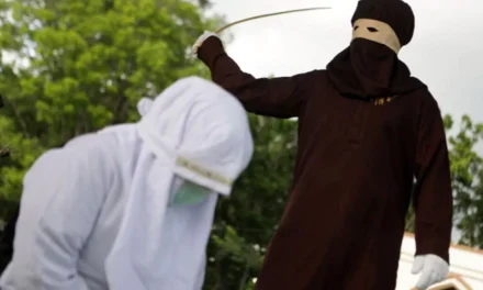 Una mujer recibe 100 latigazos en público en Indonesia por adulterio
