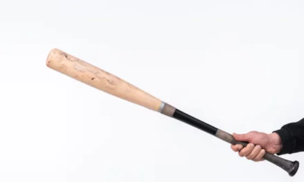 Hombre golpea brutalmente con un palo a su vecino y huye tras dejarlo inconsciente
