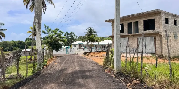 Alcaldía de Nagua inicia reparación del camino en Loma del Caño tras demanda comunitaria