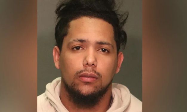 Acusan dominicano balear en la cara a agente fronterizo en NY