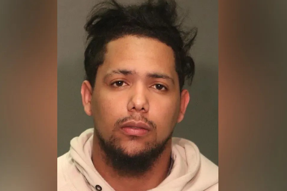 Acusan dominicano balear en la cara a agente fronterizo en NY