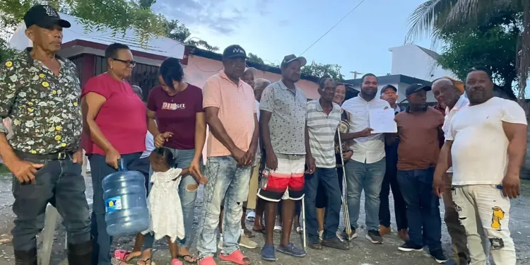 Fundación Alexis Victoria dona 52 tubos PVC para proyectos comunitarios en el Km3 de Nagua