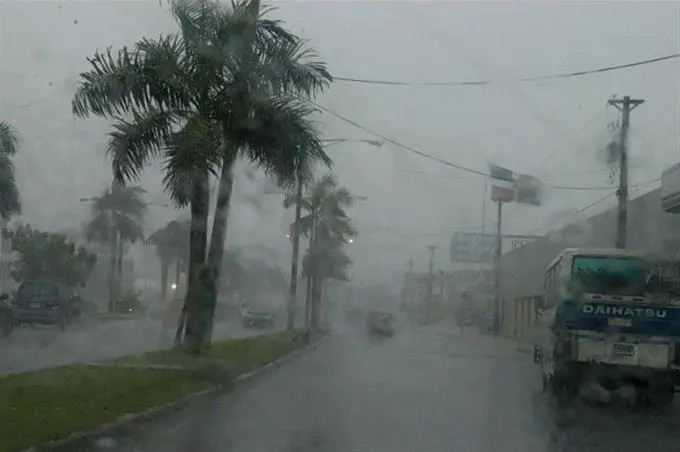 Onda y vaguada provocarán fuertes aguaceros este lunes
