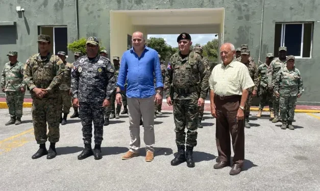 Senador Alexis Victoria entrega aires acondicionado a la Fortaleza Olegario Tenares en Nagua