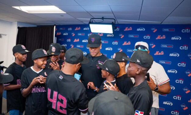 Juan Soto recibe en el Citi Field de Nueva York a la Selección Nacional de Béisbol Sub-12