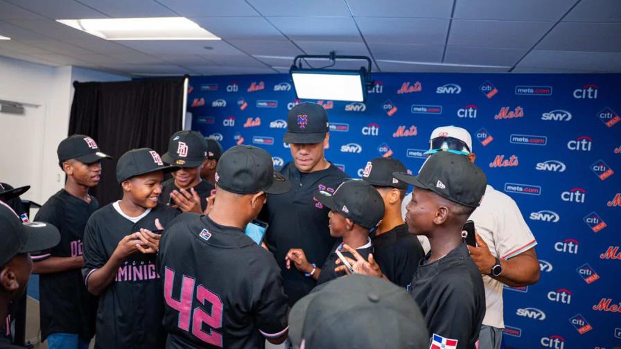 Juan Soto recibe en el Citi Field de Nueva York a la Selección Nacional de Béisbol Sub-12