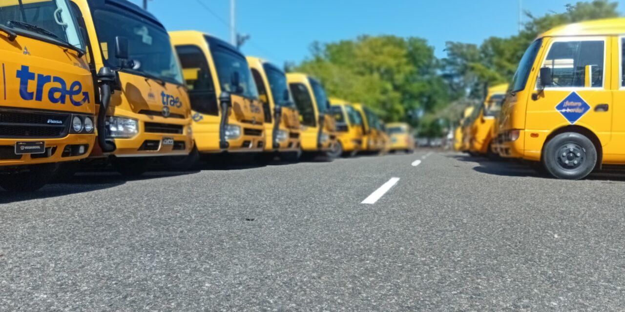Gobierno entrega 39 autobuses escolares en María Trinidad Sánchez.
