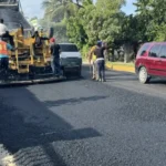 Obras Públicas reinicia asfaltado en la carretera Nagua–Cabrera y pide excusas por retrasos