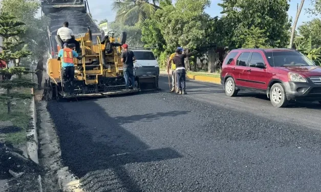 Obras Públicas reinicia asfaltado en la carretera Nagua–Cabrera y pide excusas por retrasos