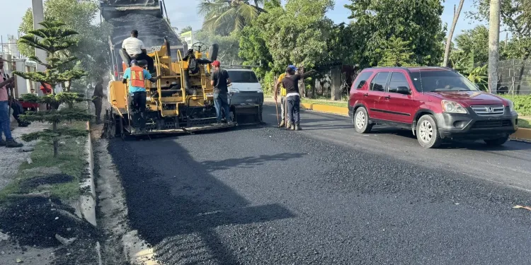 Obras Públicas reinicia asfaltado en la carretera Nagua–Cabrera y pide excusas por retrasos