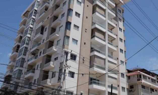 “¡Socorro!”; una mujer salta de un tercer piso de un edificio en Piantini