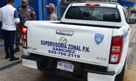 General Miguel Mata Rodríguez entregó a nombre de la Policía Nacional camioneta a la Supervisoria del municipio de Sánchez.