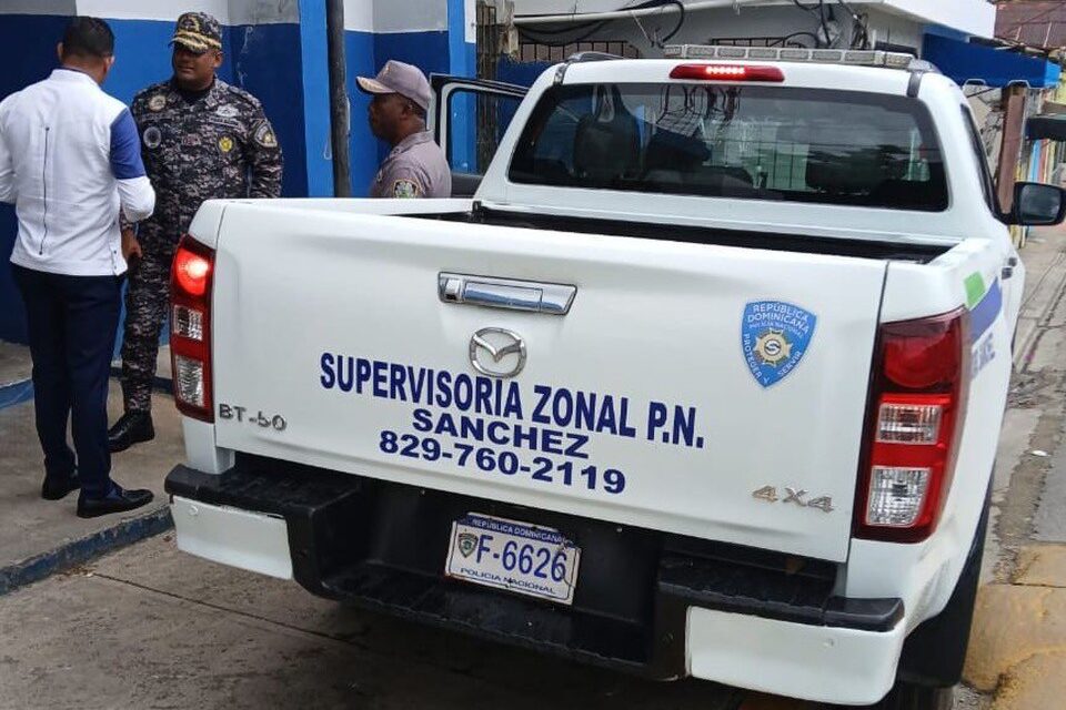 General Miguel Mata Rodríguez entregó a nombre de la Policía Nacional camioneta a la Supervisoria del municipio de Sánchez.