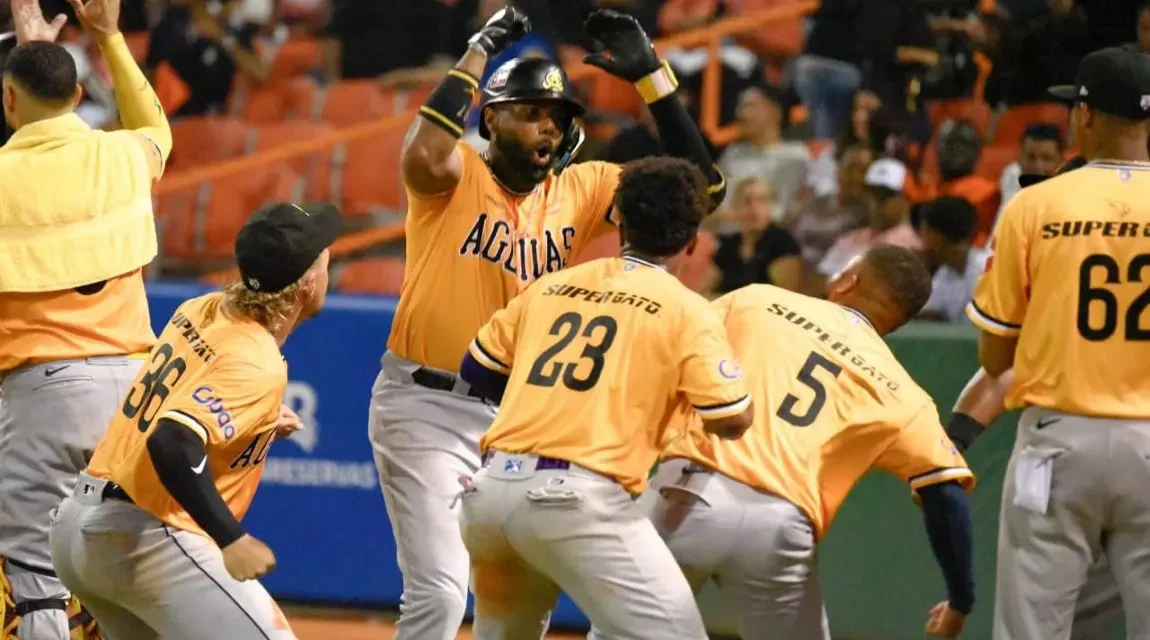 Águilas derrotan Toros a domicilio y están invictas en torneo de Lidom