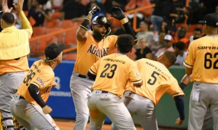 Águilas derrotan Toros a domicilio y están invictas en torneo de Lidom