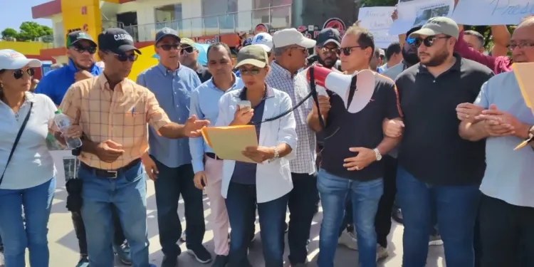 Cabrera protesta por derrumbe de Loma Alta y exige acción inmediata del gobierno