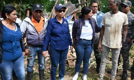 Gobierno asiste a envejeciente tras colapso de vivienda en El Pozo por lluvias del huracán Melissa