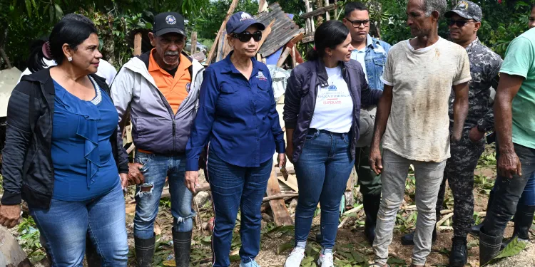 Gobierno asiste a envejeciente tras colapso de vivienda en El Pozo por lluvias del huracán Melissa