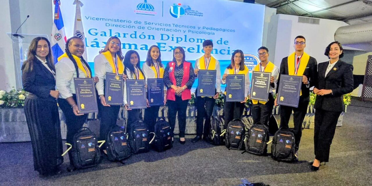 Distrito Educativo 14-01 Entrega Diplomas de máxima excelencia en Nagua