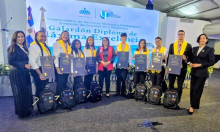 Distrito Educativo 14-01 Entrega Diplomas de máxima excelencia en Nagua