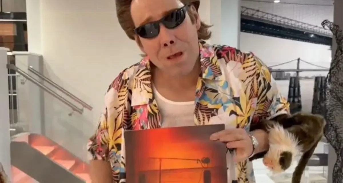 Romeo Santos sorprende en Halloween disfrazado de Ace Ventura y anuncia nuevo álbum para el 28 de noviembre