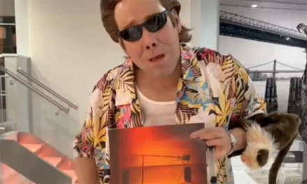 Romeo Santos sorprende en Halloween disfrazado de Ace Ventura y anuncia nuevo álbum para el 28 de noviembre