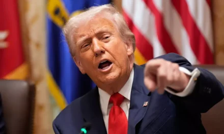 Gobierno de Trump ordena negar residencia a extranjeros con problemas de salud como obesidad