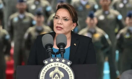 La presidenta de Honduras denuncia un “golpe” contra su Gobierno tras la liberación de Juan Orlando Hernández