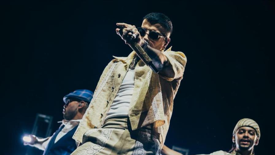 Rauw Alejandro llena de ritmo caribeño el parque Eugenio María de Hostos