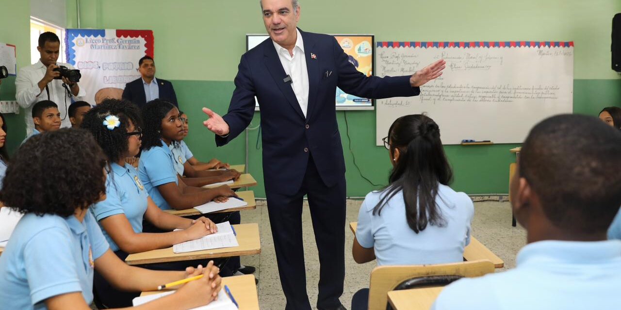 Luis Abinader imparte docencia sobre Moral y Cívica en liceo SD