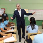 Luis Abinader imparte docencia sobre Moral y Cívica en liceo SD