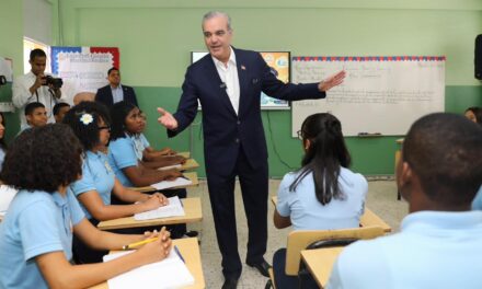 Luis Abinader imparte docencia sobre Moral y Cívica en liceo SD