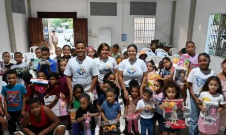 Fundación Américo Hernández entrega juguetes por el Día de Reyes en El Factor