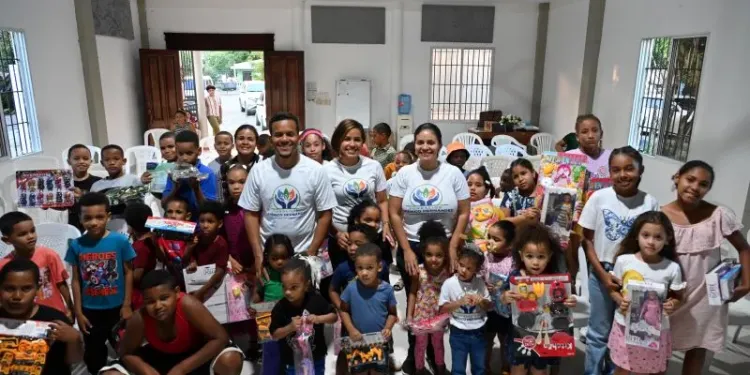 Fundación Américo Hernández entrega juguetes por el Día de Reyes en El Factor