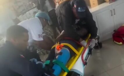 Una haitiana desarma vigilante; hiere 3 en una tienda de Verón