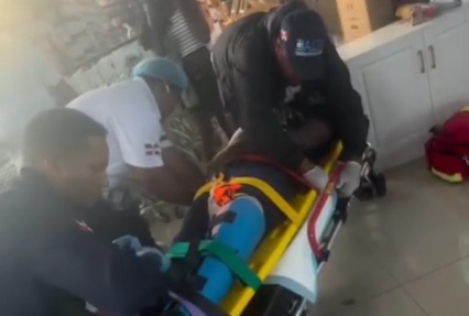 Una haitiana desarma vigilante; hiere 3 en una tienda de Verón