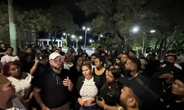 Nagua realiza encendido de velas para exigir justicia por muerte de dos jóvenes hallados en Santiago