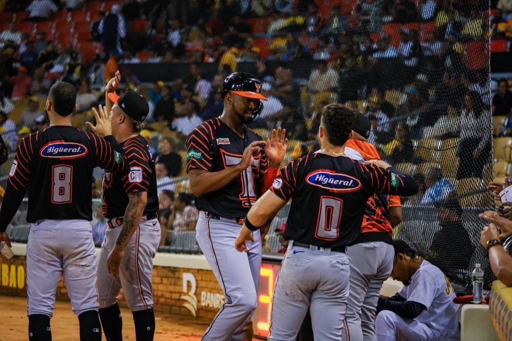 Toros aplastan 17-1 a Aguilas; Leones blanquean a los Gigantes