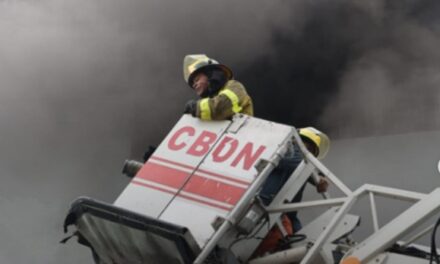Incendio afecta Almacenes Garrido en la avenida Duarte