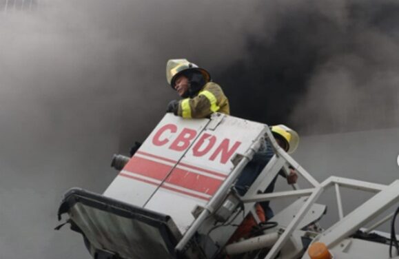 Incendio afecta Almacenes Garrido en la avenida Duarte