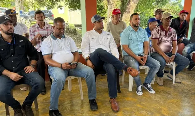 Diputado Stalin Vásquez y Obras Públicas escuchan reclamo por asfaltado de caminos en Arroyo al Medio