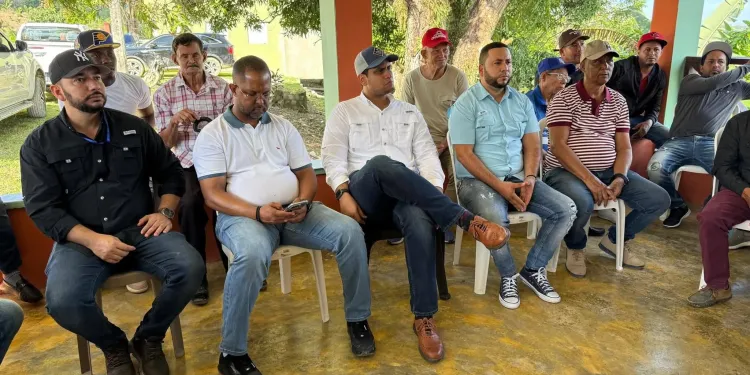 Diputado Stalin Vásquez y Obras Públicas escuchan reclamo por asfaltado de caminos en Arroyo al Medio
