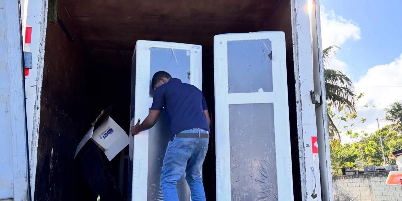 El Gobierno, a través de la Gobernación y el DASAC, entrega electrodomésticos como pronta respuesta a familias afectadas por las lluvias en María Trinidad Sánchez