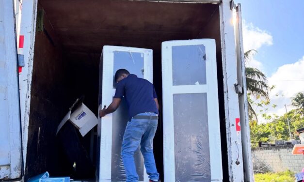 El Gobierno, a través de la Gobernación y el DASAC, entrega electrodomésticos como pronta respuesta a familias afectadas por las lluvias en María Trinidad Sánchez