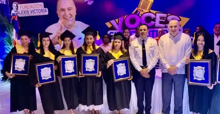 Fundación Alexis Victoria gradúa 40 nuevos locutores de la promoción “Voces sin Fronteras 2025” en Nagua
