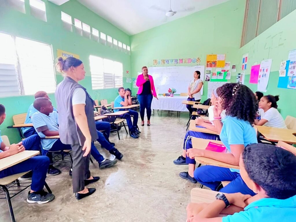 Encargada de Educación Colegio Dominicano De Periodista Yaniris Jiménez Visita Escuela Km 5