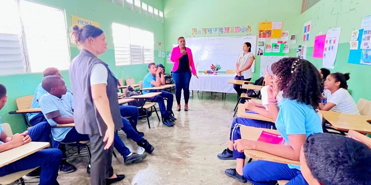 Encargada de Educación Colegio Dominicano De Periodista Yaniris Jiménez Visita Escuela Km 5