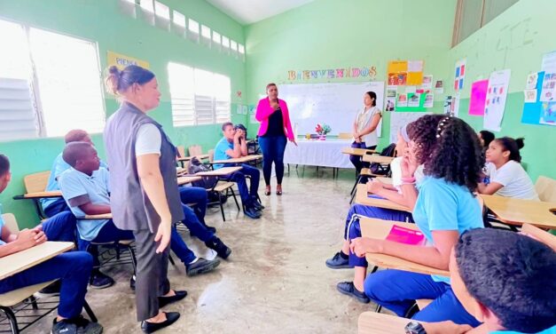 Encargada de Educación Colegio Dominicano De Periodista Yaniris Jiménez Visita Escuela Km 5